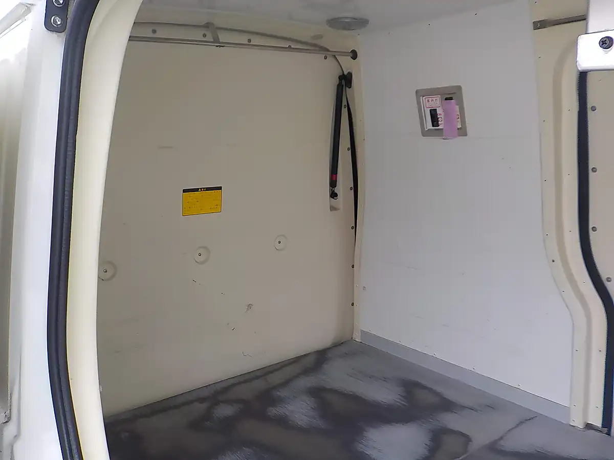 Used 2013 Daihatsu Hijet Cargo Freezer White - Interior and Exterior details 10