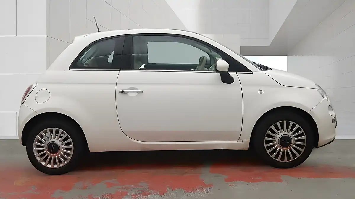 Used 2013 Fiat 500 Lounge White - Interior and Exterior details 4