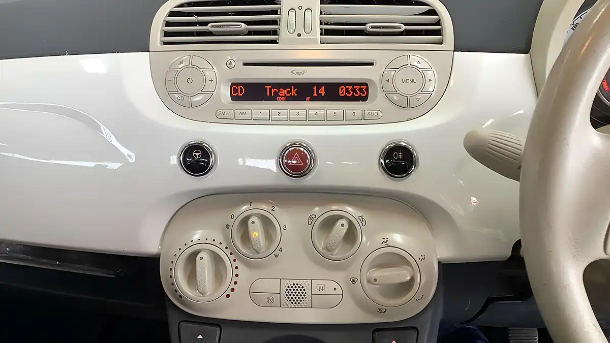 Used 2013 Fiat 500 Lounge White - Interior and Exterior details 9