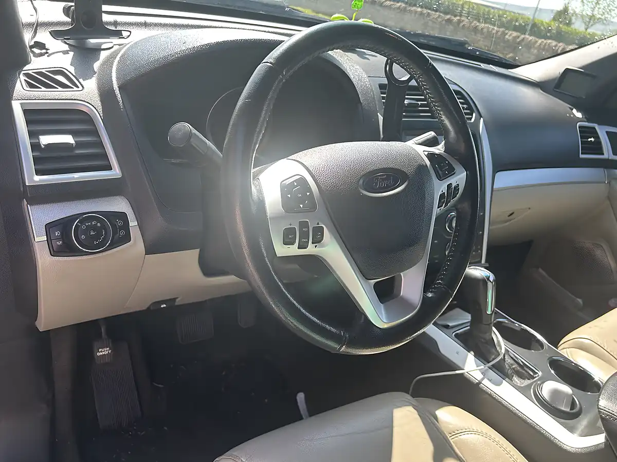 Used 2013 Ford Explorer 7 Seater White - Interior and Exterior details 6