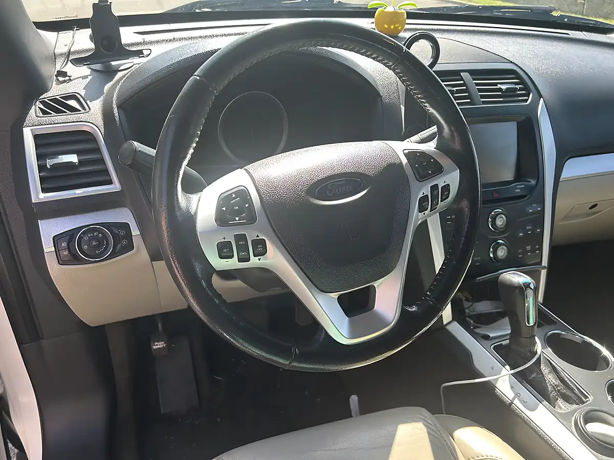 Used 2013 Ford Explorer 7 Seater White - Interior and Exterior details 9