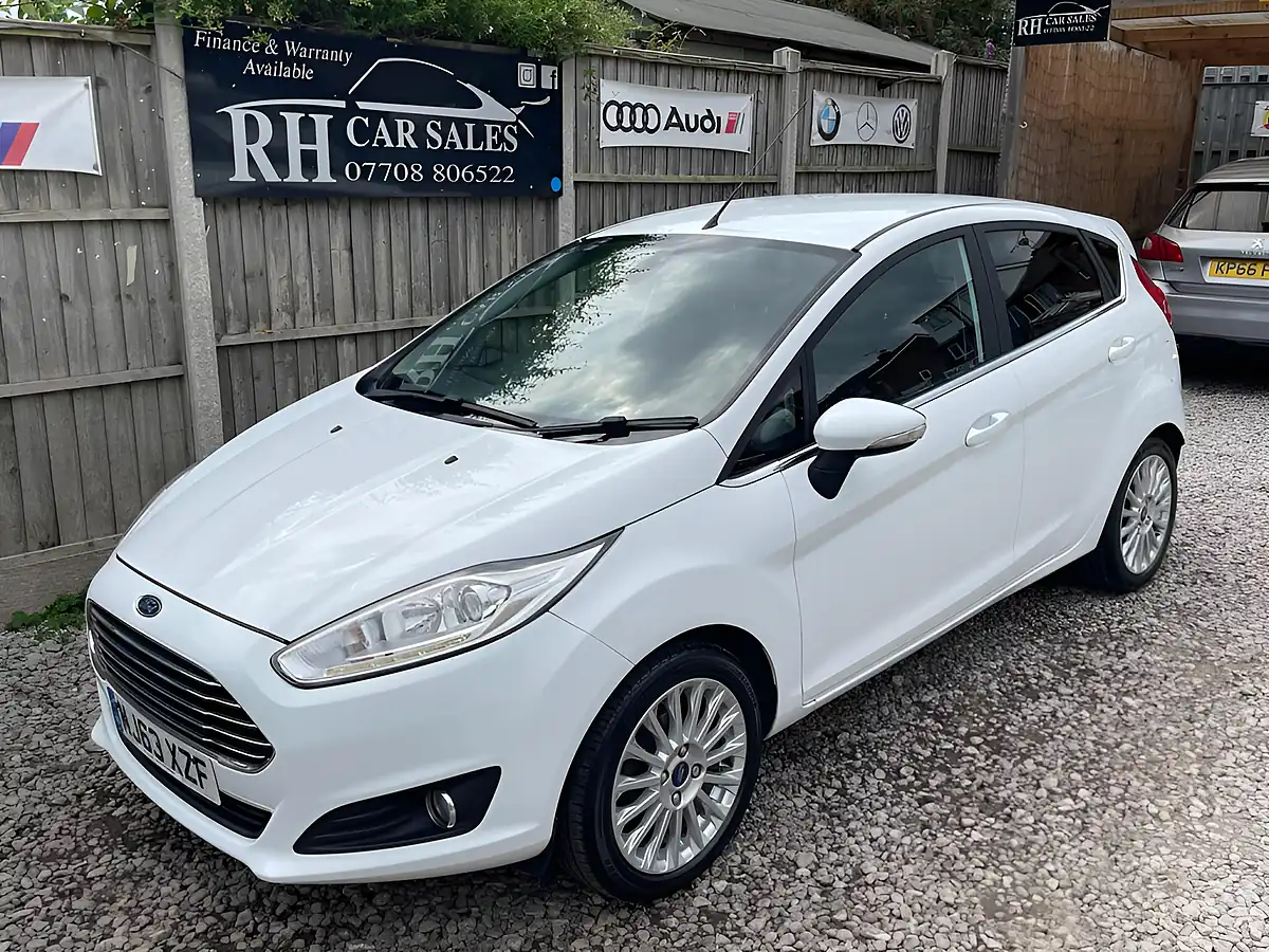 Used 2013 Ford Fiesta Titanium White - Front View
