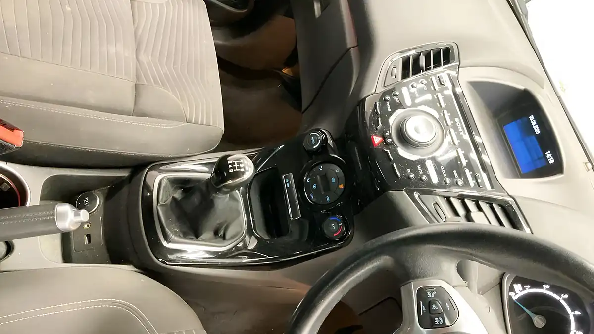 Used 2013 Ford Fiesta Titanium White - Interior and Exterior details 9