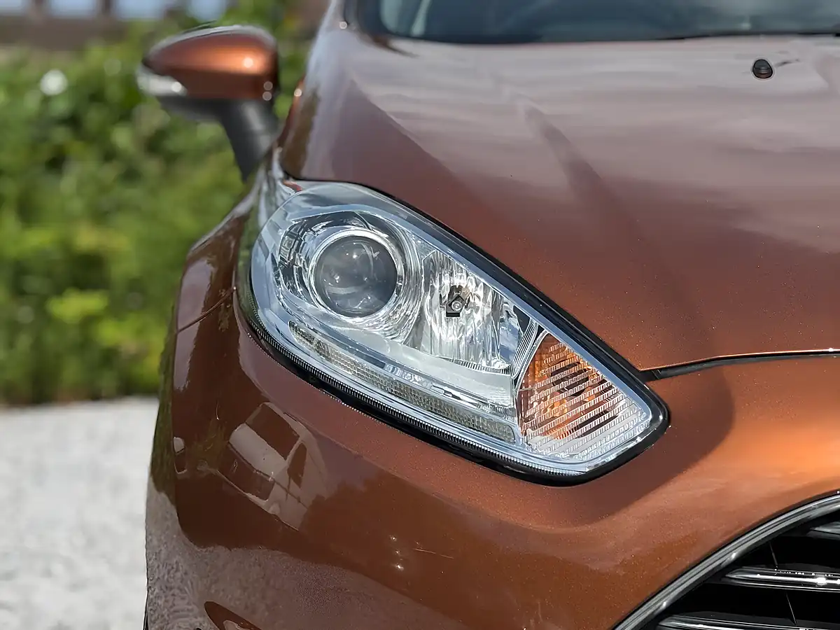 Used 2013 Ford Fiesta Titanium Yellow - Interior and Exterior details 18