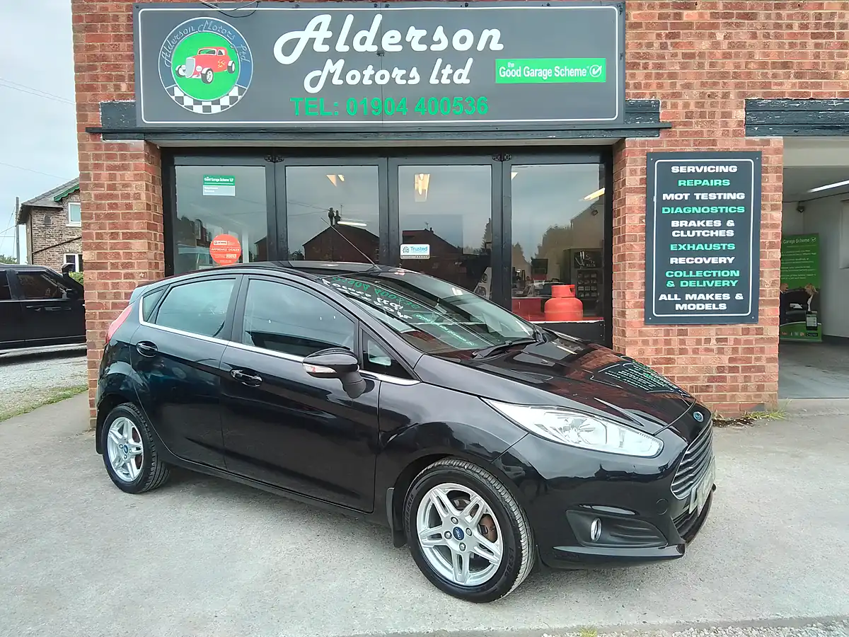 Used 2013 Ford Fiesta Zetec Black - Front View
