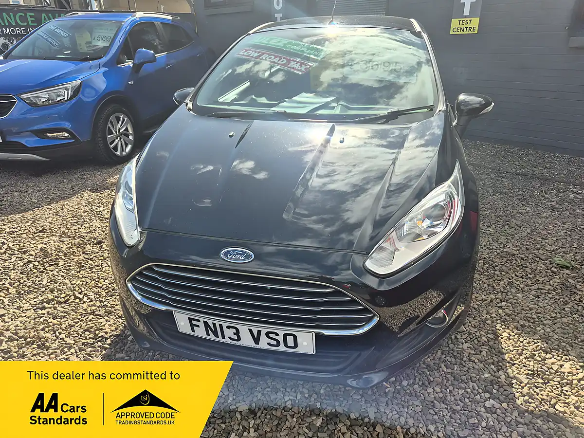 Used 2013 Ford Fiesta Zetec Black - Front View