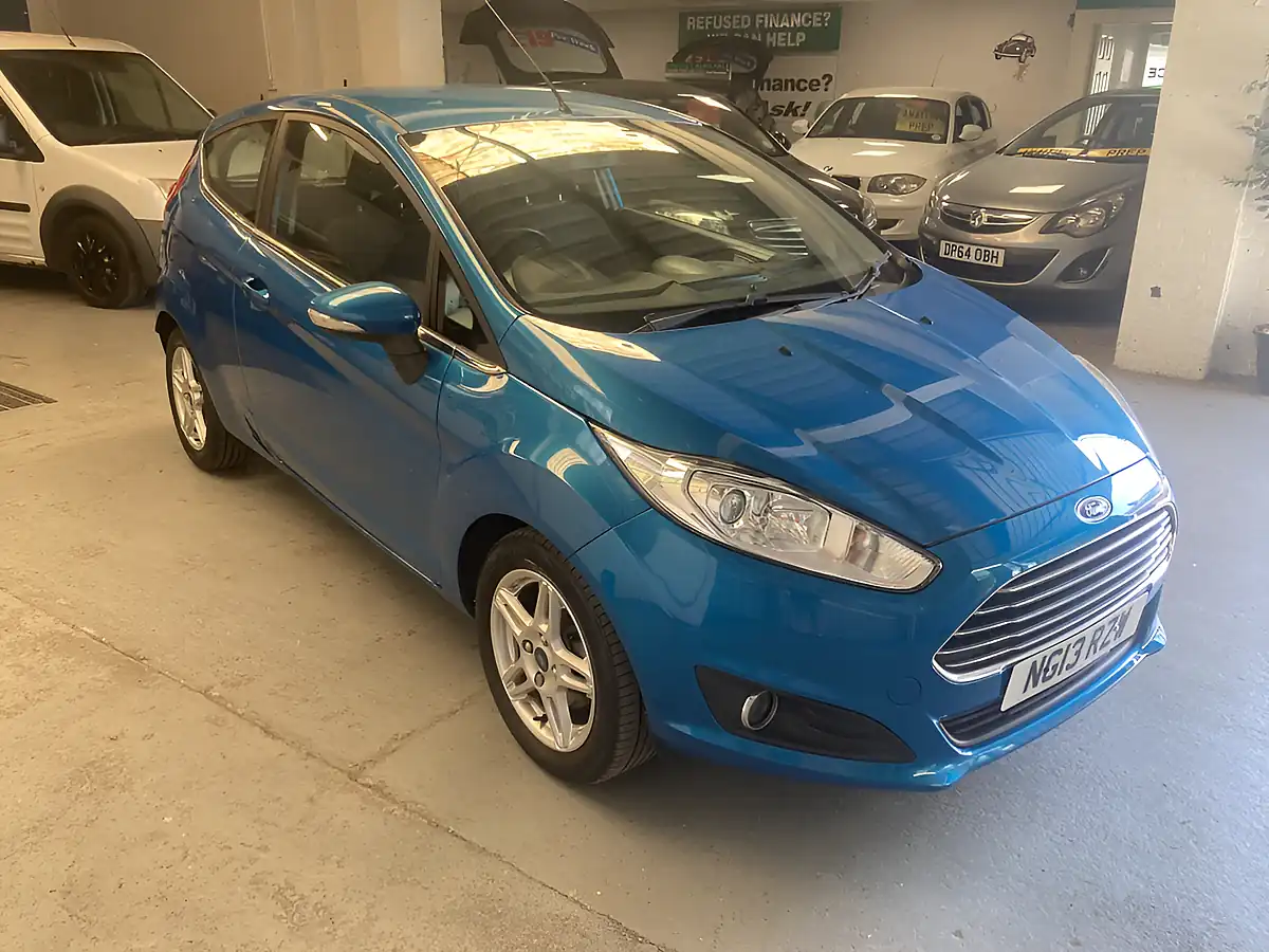 Used 2013 Ford Fiesta Zetec Blue - Front View