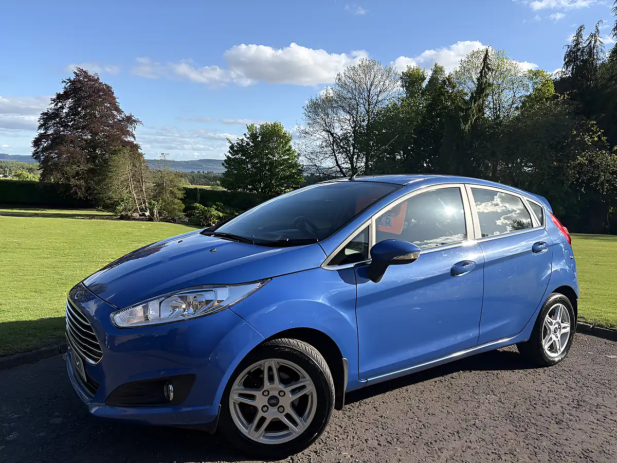 Used 2013 Ford Fiesta Zetec Blue - Front View