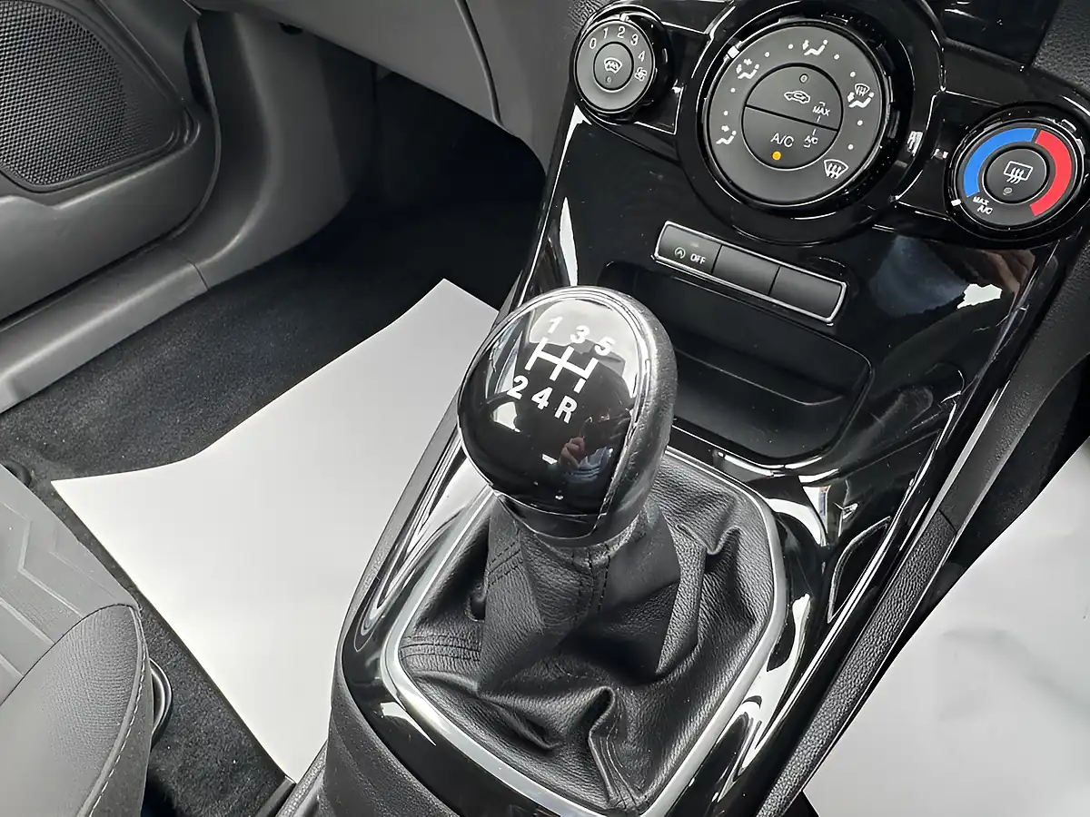 Used 2013 Ford Fiesta Zetec Blue - Interior and Exterior details 18