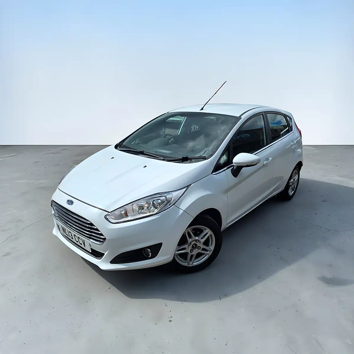 Used 2013 Ford Fiesta Zetec Frozen White - Front View