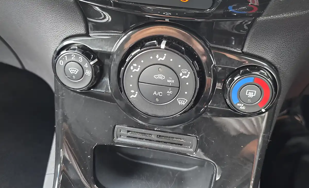 Used 2013 Ford Fiesta Zetec Frozen White - Interior and Exterior details 18