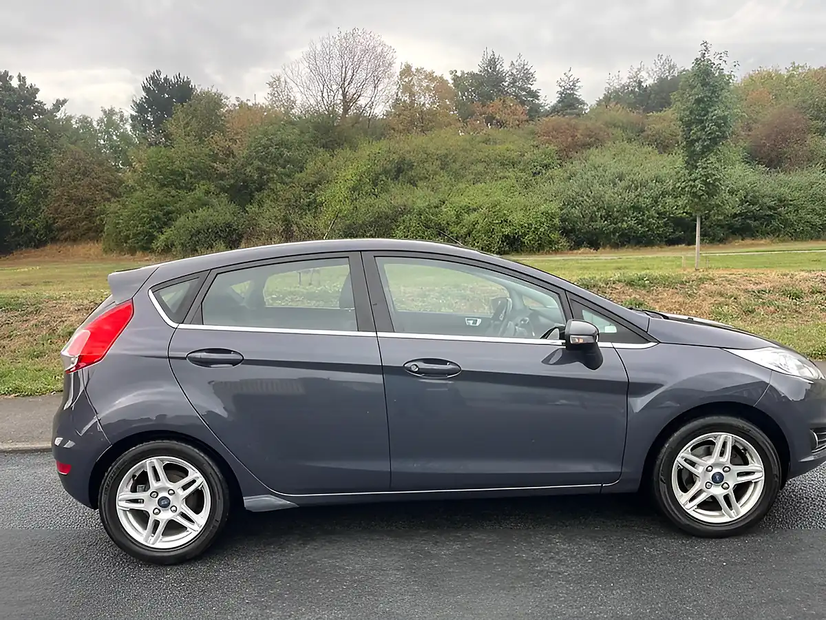 Used 2013 Ford Fiesta Zetec Grey - Front View