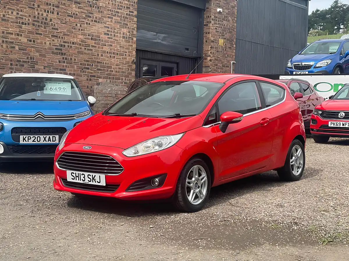 Used 2013 Ford Fiesta Zetec Red - Front View