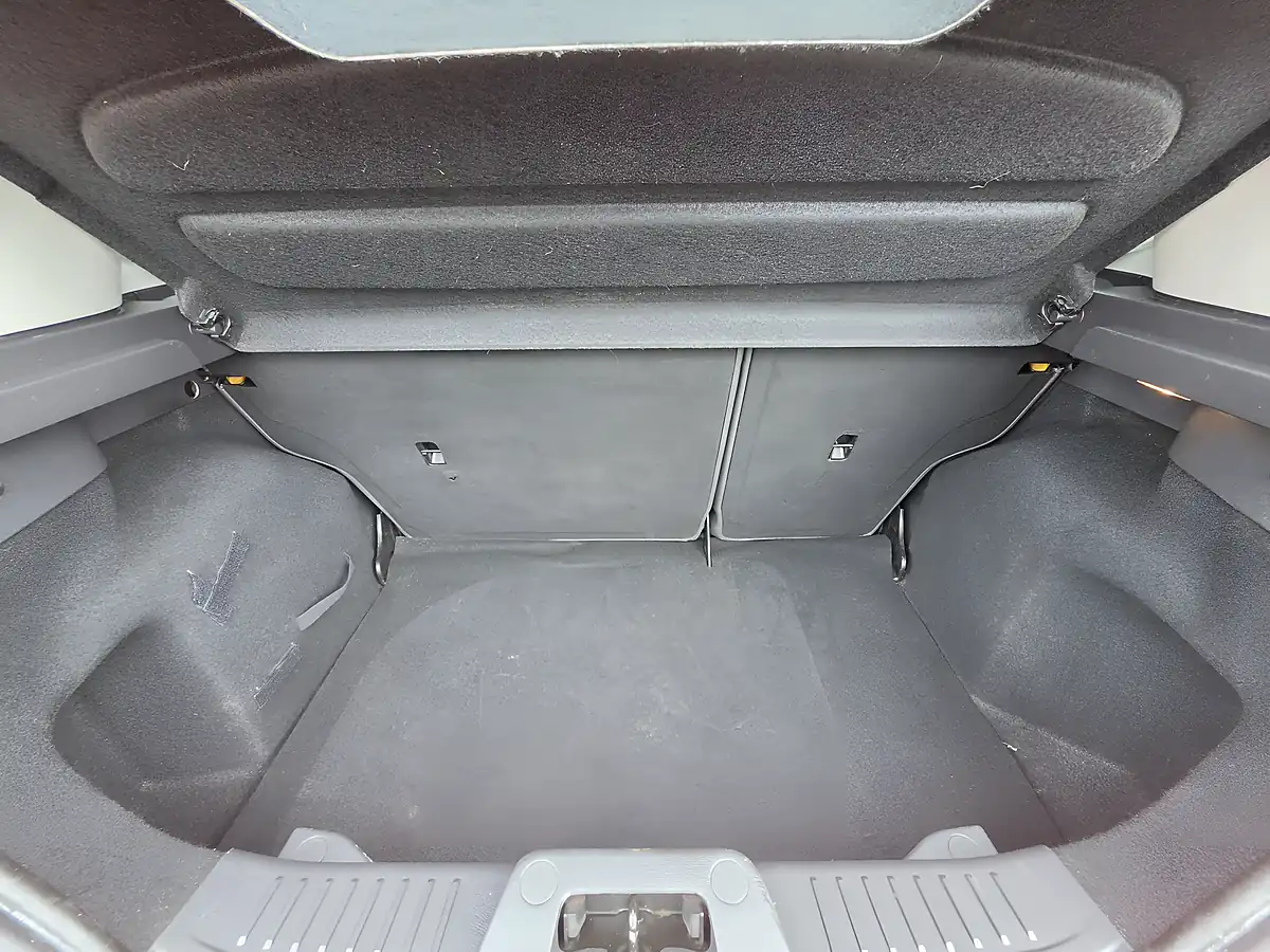 Used 2013 Ford Fiesta Zetec Red - Interior and Exterior details 15