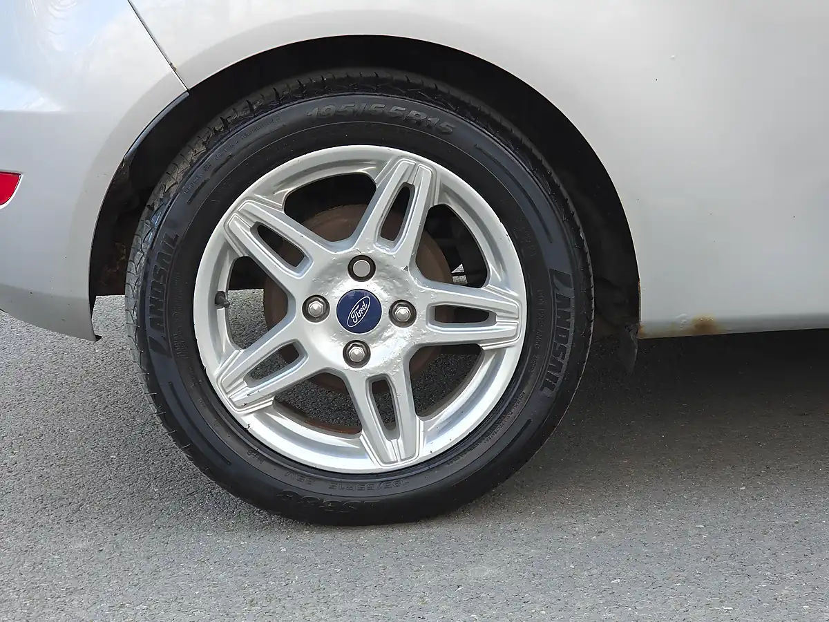 Used 2013 Ford Fiesta Zetec Silver - Interior and Exterior details 17