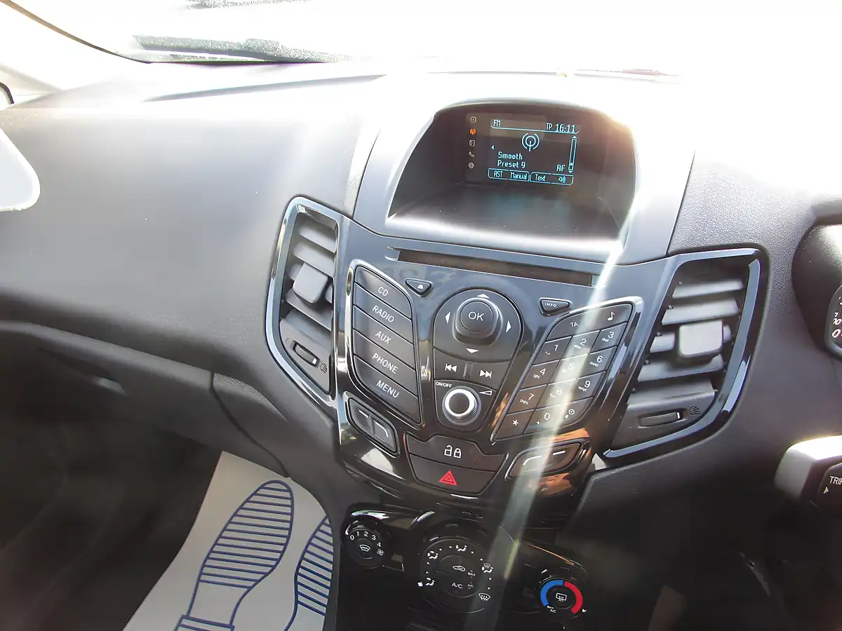 Used 2013 Ford Fiesta Zetec Silver - Interior and Exterior details 13
