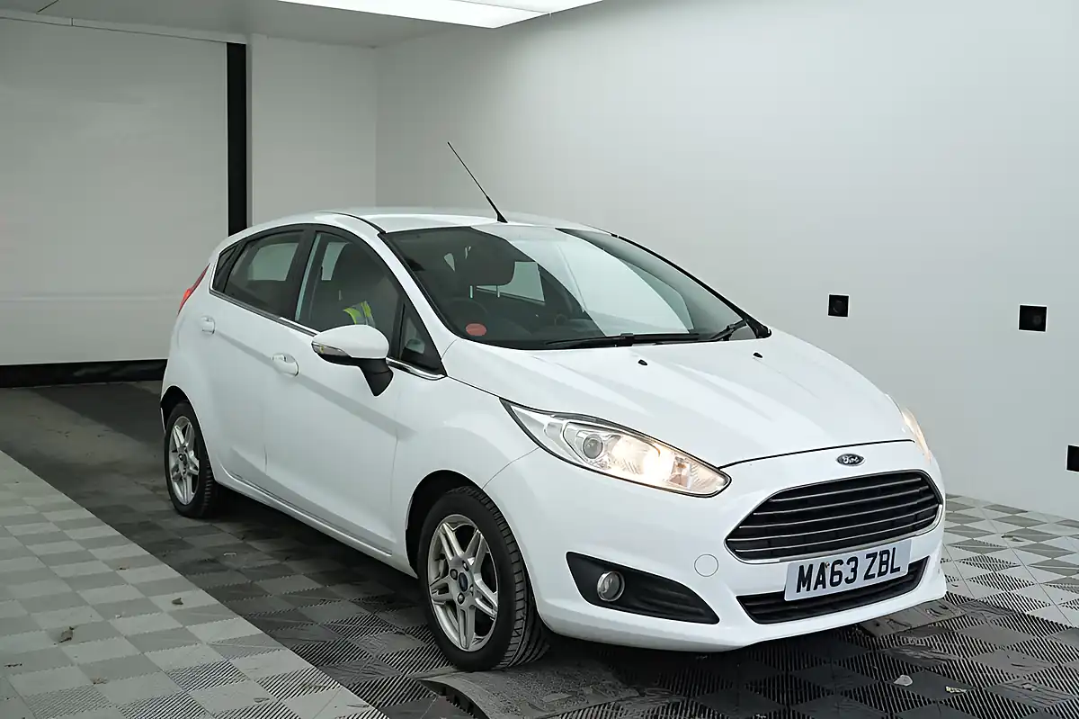 Used 2013 Ford Fiesta Zetec White - Front View