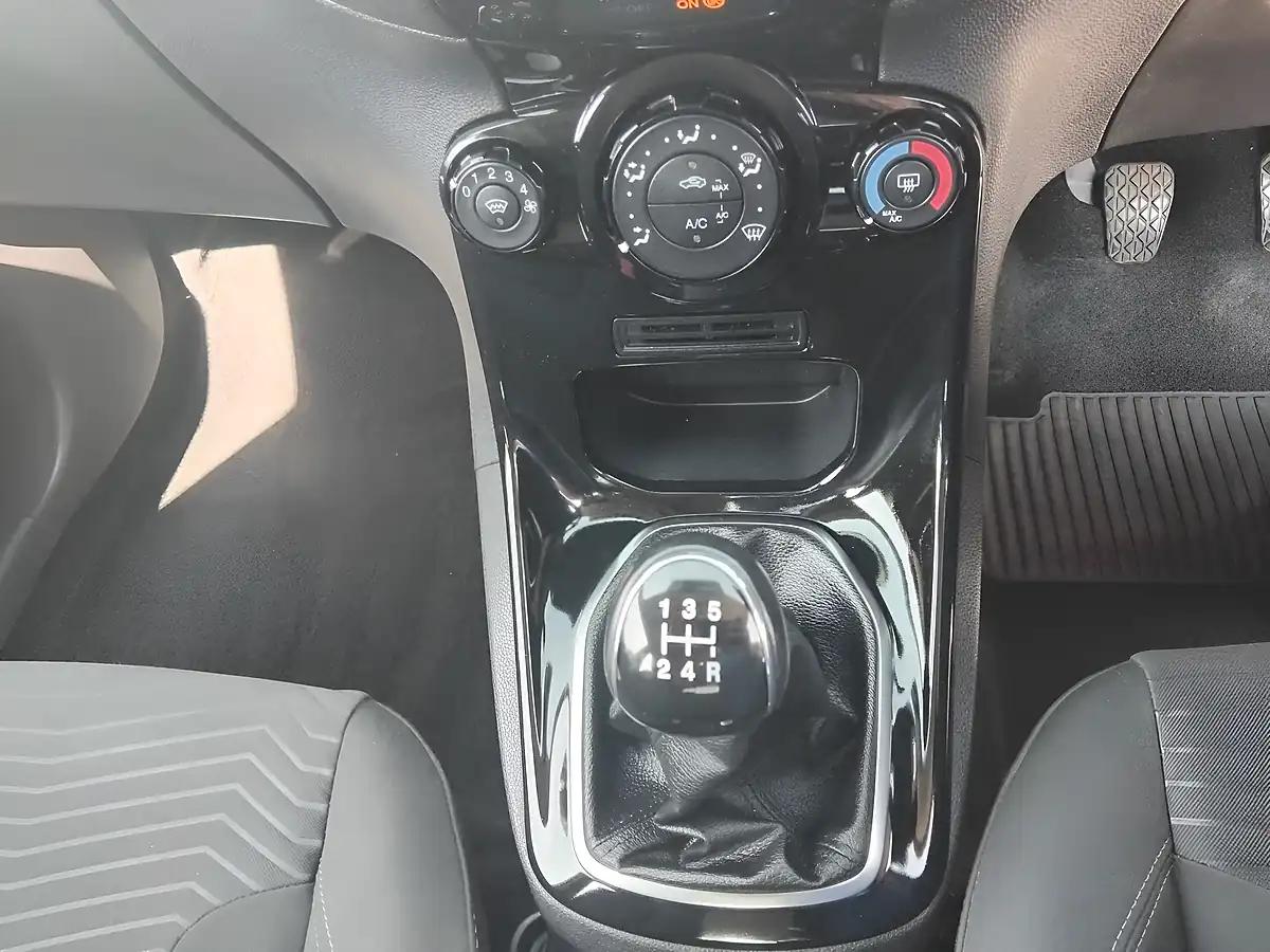 Used 2013 Ford Fiesta Zetec White - Interior and Exterior details 13