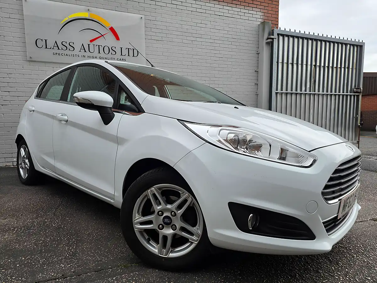 Used 2013 Ford Fiesta Zetec White - Front View