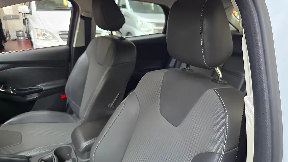 Used 2013 Ford Focus Sports White - Interior and Exterior details 11