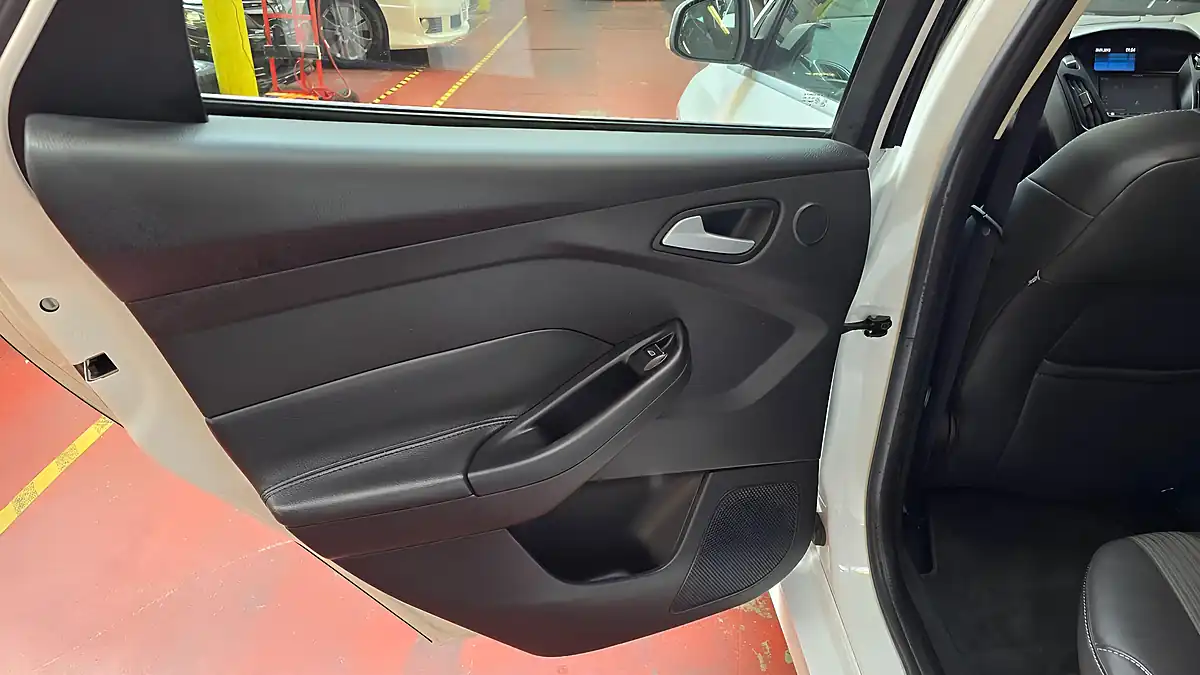 Used 2013 Ford Focus Sports White - Interior and Exterior details 13