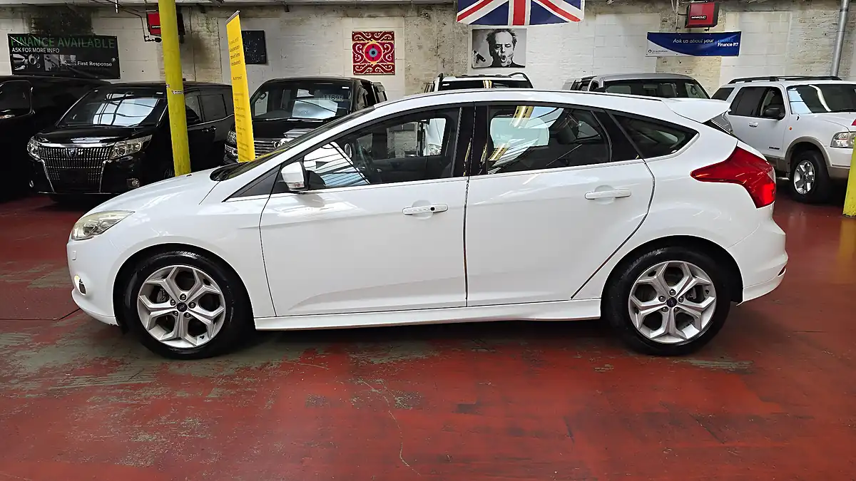 Used 2013 Ford Focus Sports White - Interior and Exterior details 17