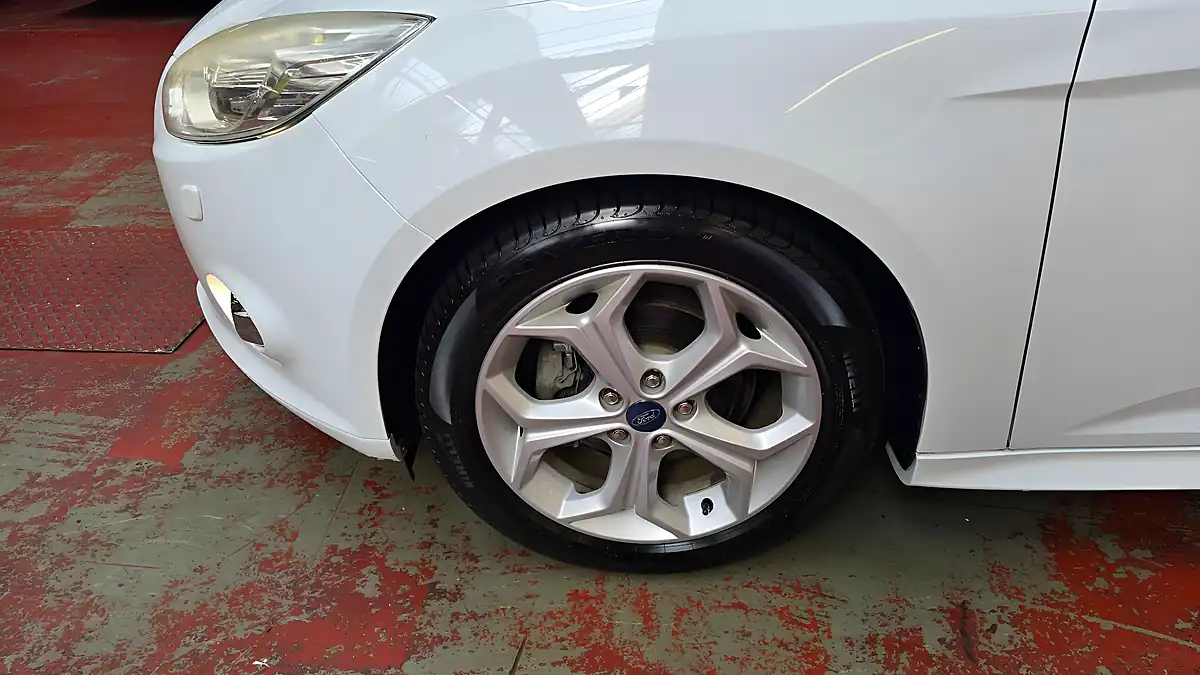 Used 2013 Ford Focus Sports White - Interior and Exterior details 20