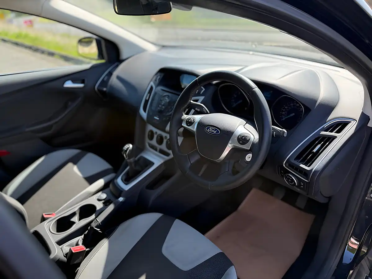 Used 2013 Ford Focus Zetec Black - Interior and Exterior details 13