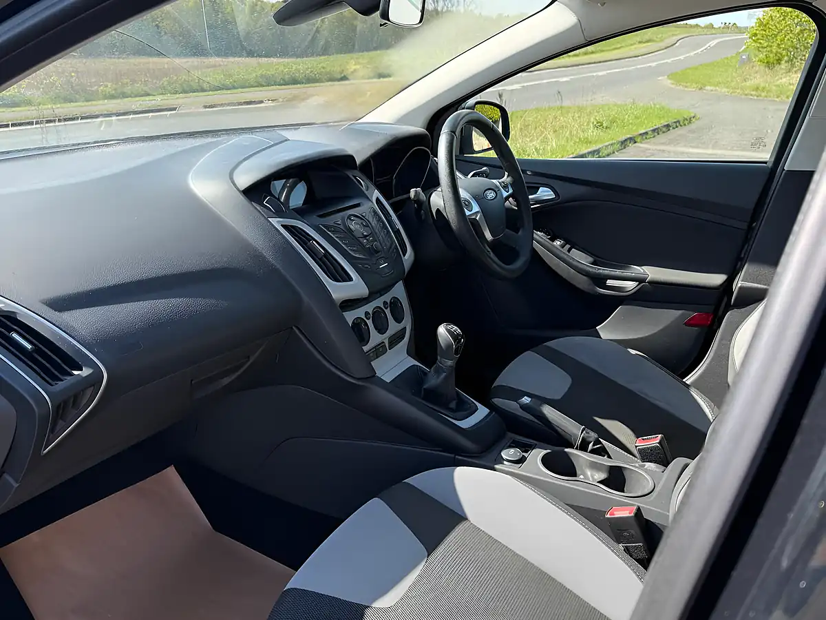 Used 2013 Ford Focus Zetec Black - Interior and Exterior details 14