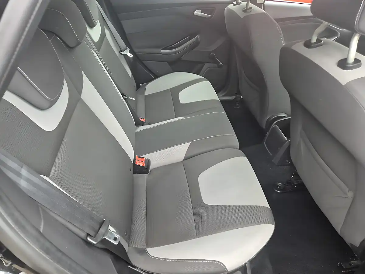 Used 2013 Ford Focus Zetec Black - Interior and Exterior details 15