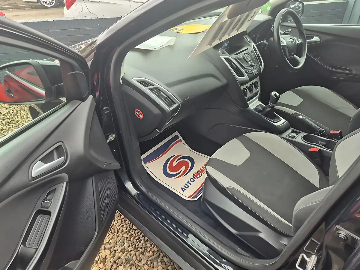 Used 2013 Ford Focus Zetec Black - Interior and Exterior details 16