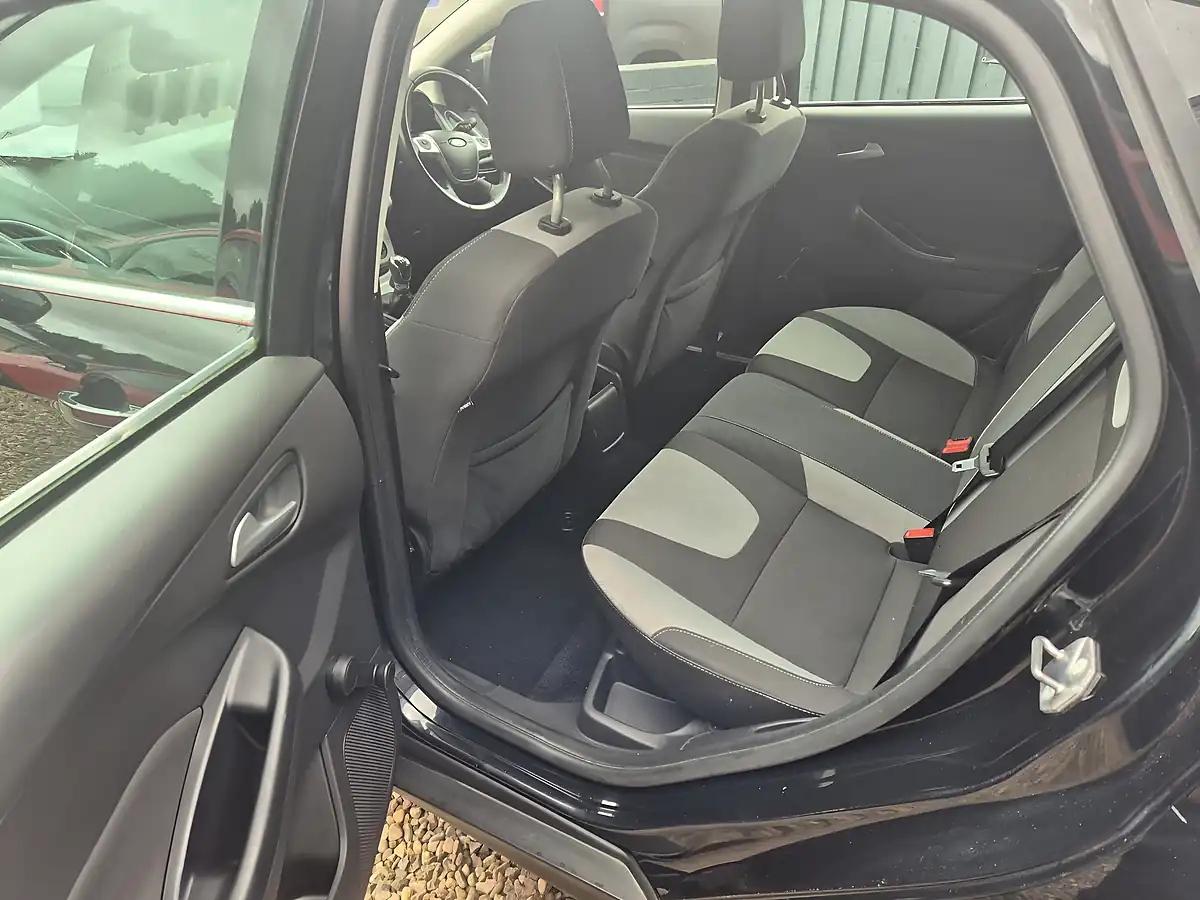 Used 2013 Ford Focus Zetec Black - Interior and Exterior details 17