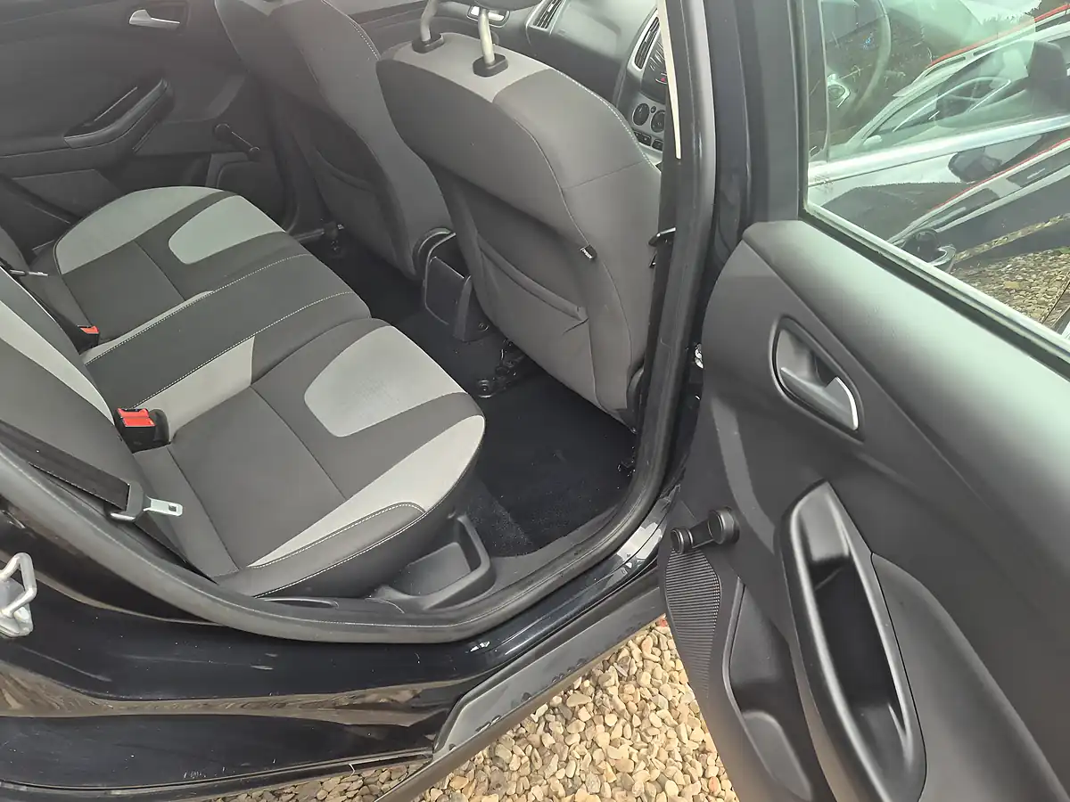 Used 2013 Ford Focus Zetec Black - Interior and Exterior details 18