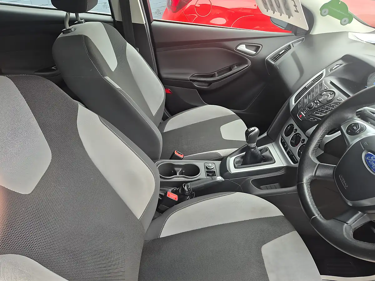 Used 2013 Ford Focus Zetec Black - Interior and Exterior details 9