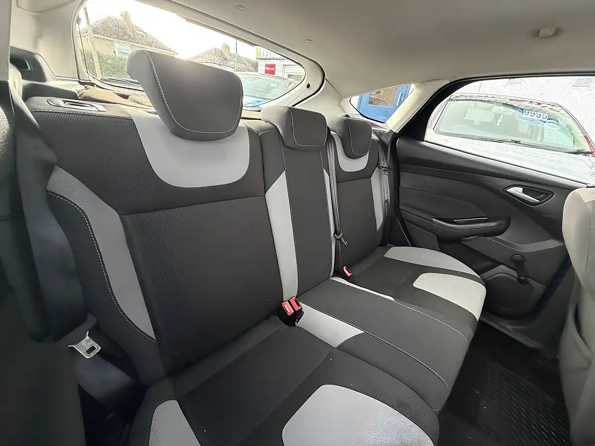 Used 2013 Ford Focus Zetec Blue - Interior and Exterior details 12