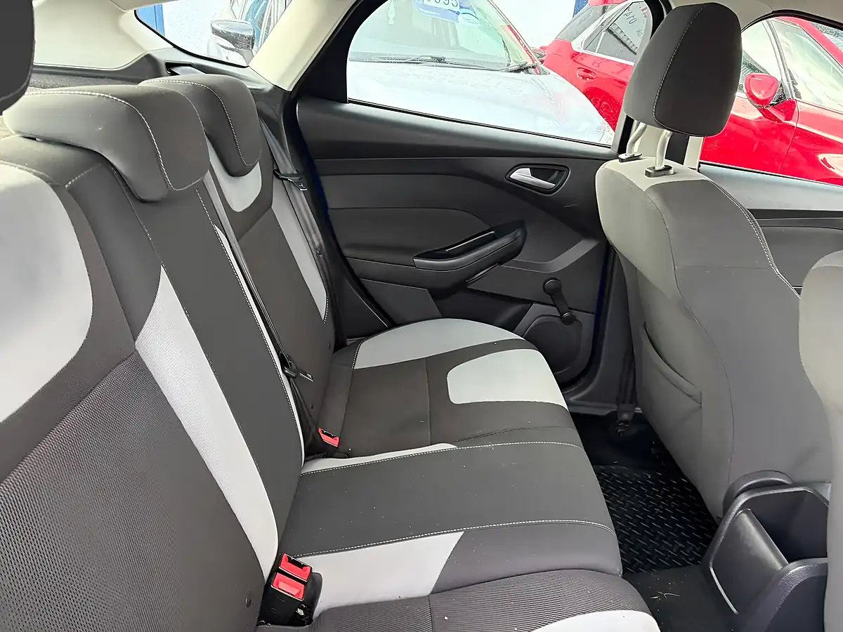 Used 2013 Ford Focus Zetec Blue - Interior and Exterior details 13