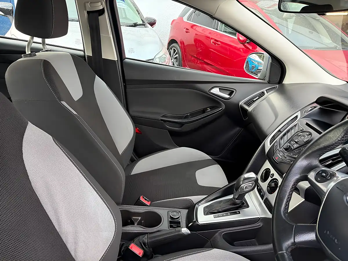 Used 2013 Ford Focus Zetec Blue - Interior and Exterior details 17