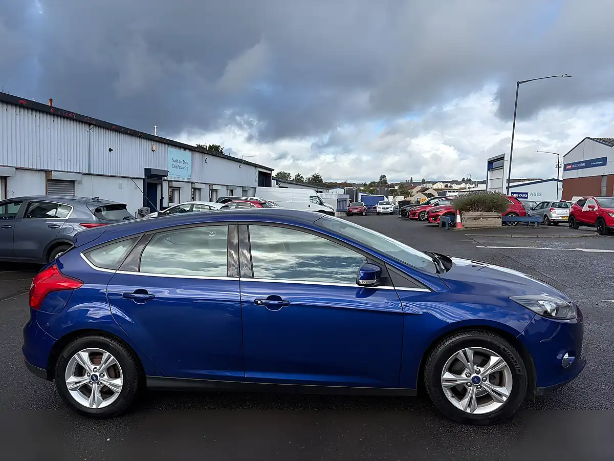 Used 2013 Ford Focus Zetec Blue - Interior and Exterior details 5
