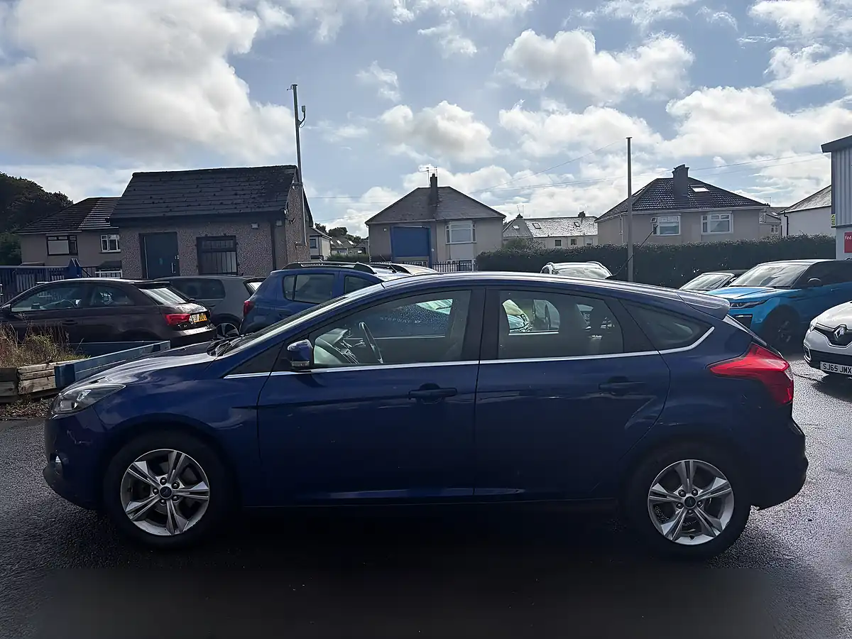 Used 2013 Ford Focus Zetec Blue - Interior and Exterior details 9