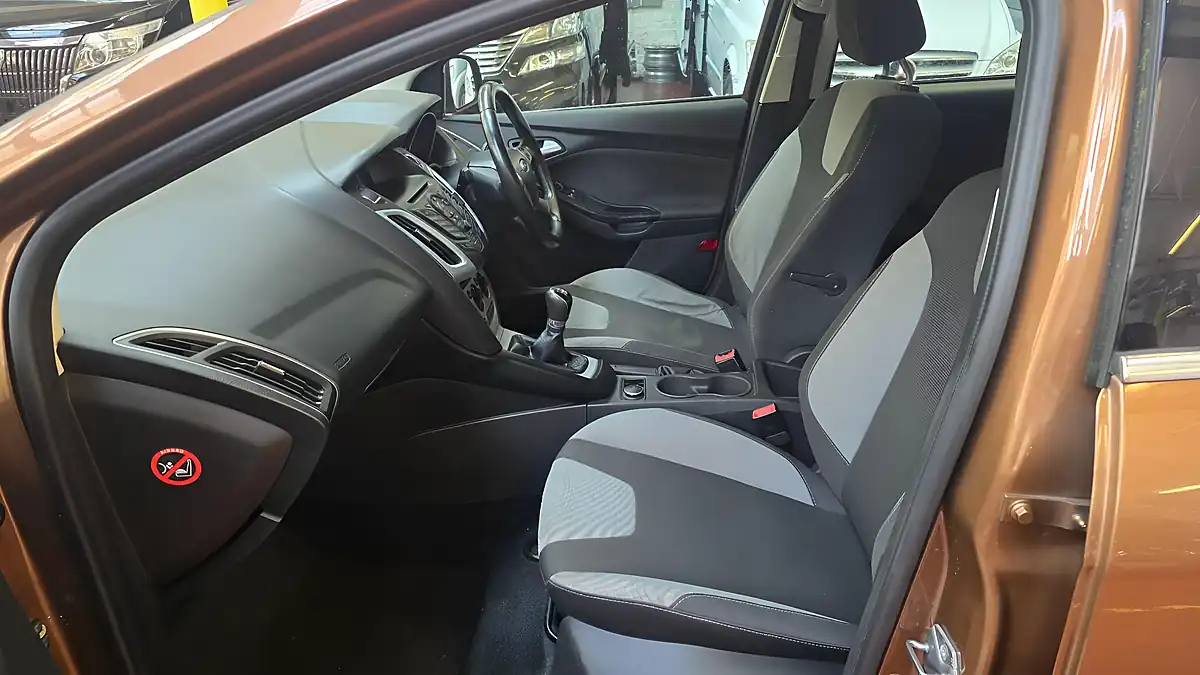 Used 2013 Ford Focus Zetec Brown - Interior and Exterior details 11