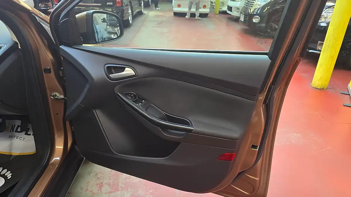 Used 2013 Ford Focus Zetec Brown - Interior and Exterior details 12