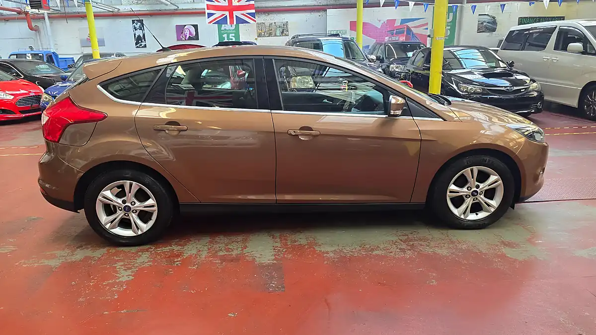 Used 2013 Ford Focus Zetec Brown - Interior and Exterior details 16