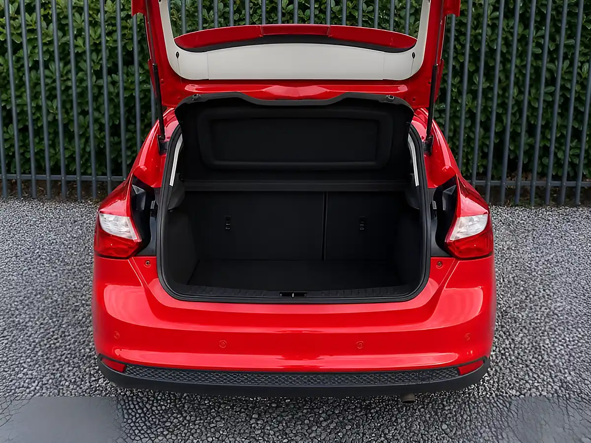 Used 2013 Ford Focus Zetec Red - Interior and Exterior details 10