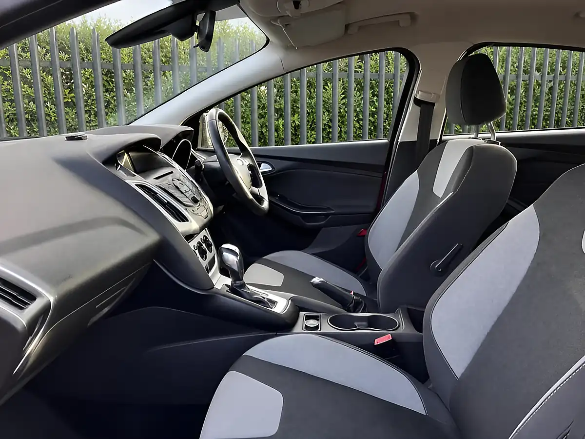 Used 2013 Ford Focus Zetec Red - Interior and Exterior details 14