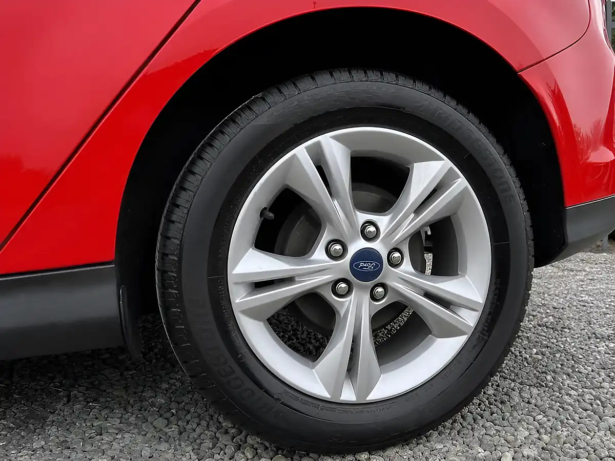Used 2013 Ford Focus Zetec Red - Interior and Exterior details 5