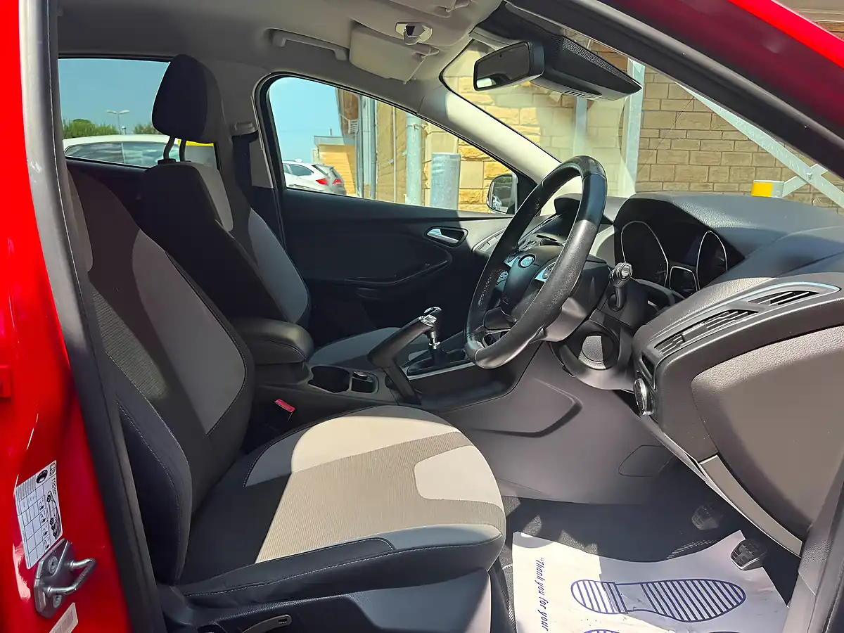Used 2013 Ford Focus Zetec S Red - Interior and Exterior details 10