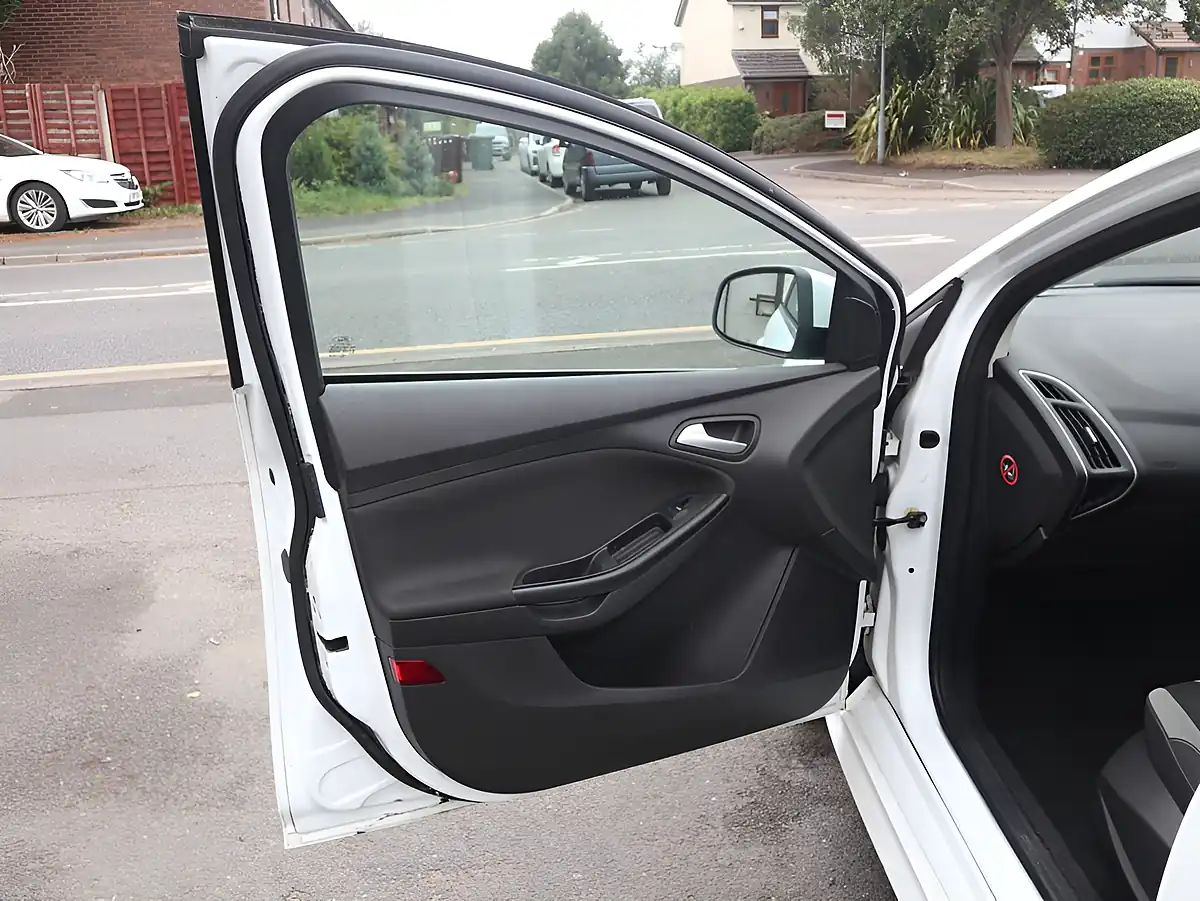 Used 2013 Ford Focus Zetec S White - Interior and Exterior details 16