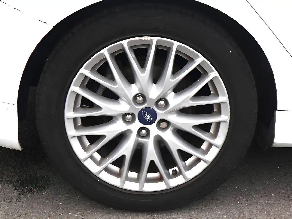 Used 2013 Ford Focus Zetec S White - Interior and Exterior details 8