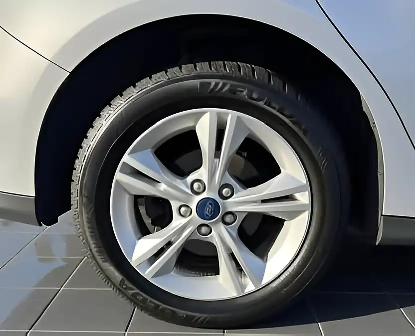 Used 2013 Ford Focus Zetec Silver - Interior and Exterior details 12