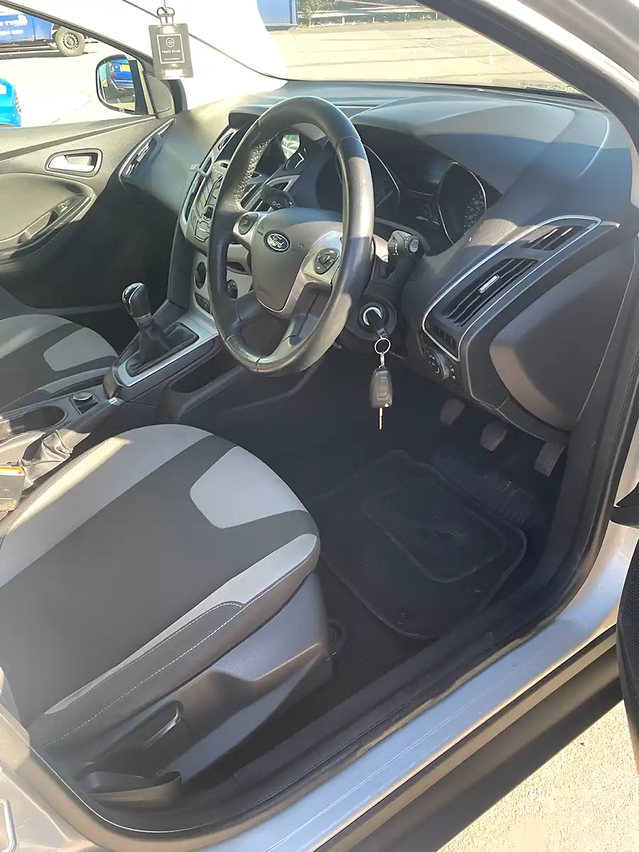 Used 2013 Ford Focus Zetec Silver - Interior and Exterior details 8